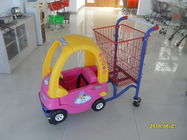 O pó vermelho revestiu rodízios do travelator do carrinho de compras das crianças com o carro do brinquedo